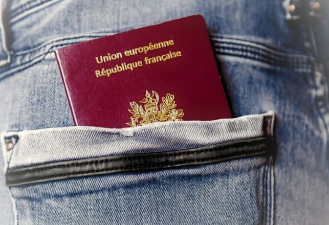 Passeport français dans la poche arrière d'un jean
